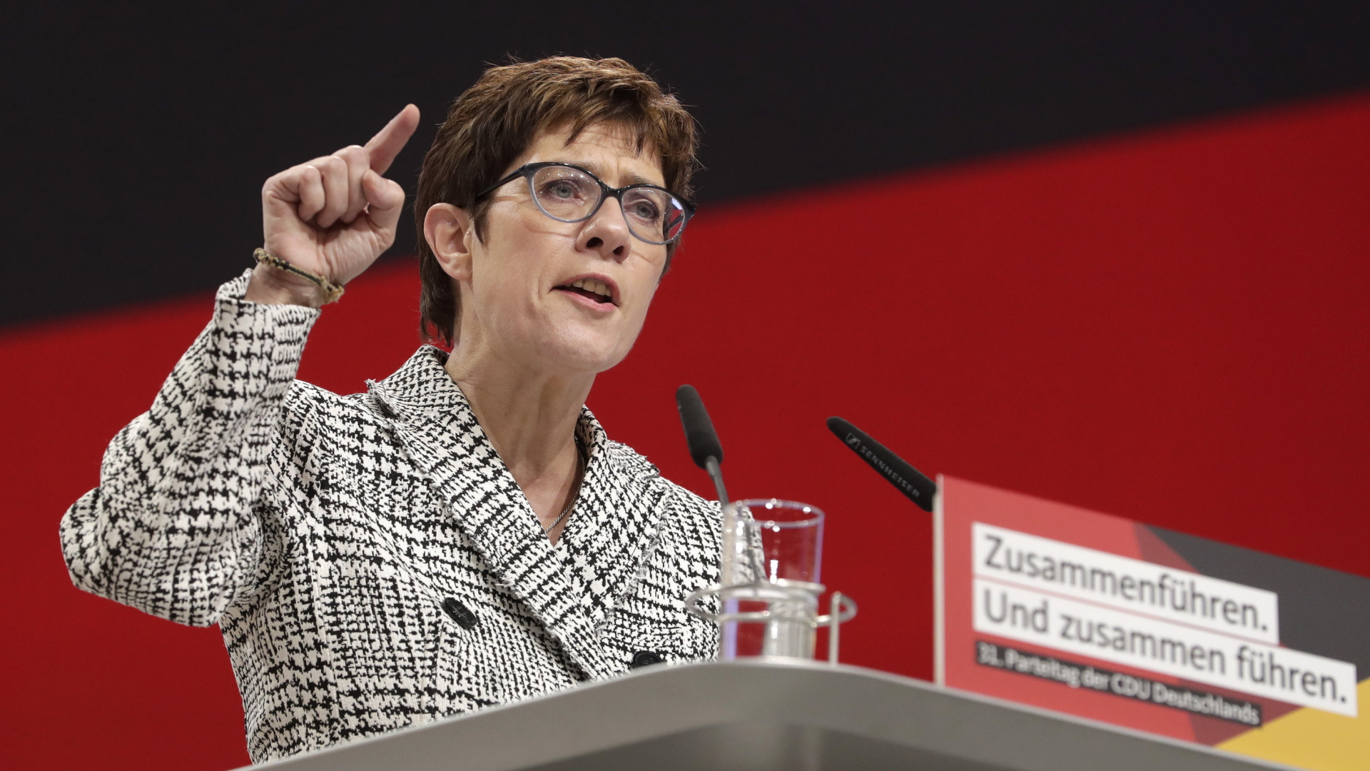 Annegret Kramp-Karrenbauer auf dem CDU-Parteitag in Hamburg | AP