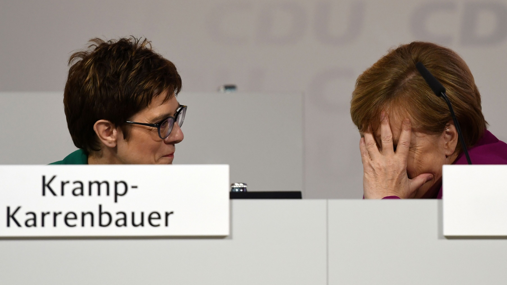 Angela Kramp-Karrenbauer und Angela Merkel | Bildquelle: DAVID HECKER/EPA-EFE/REX/Shutter