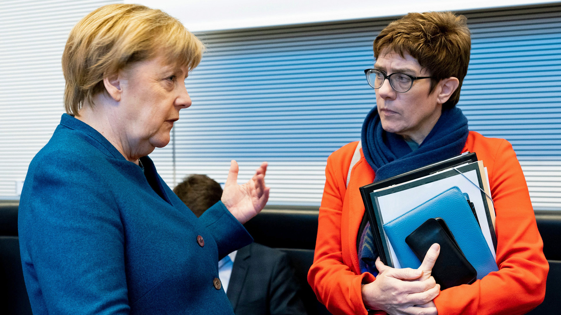Kanzlerin Merkel spricht mit CDU-Chefin Kramp-Karrenbauer | ALEXANDER BECHER/EPA-EFE/REX