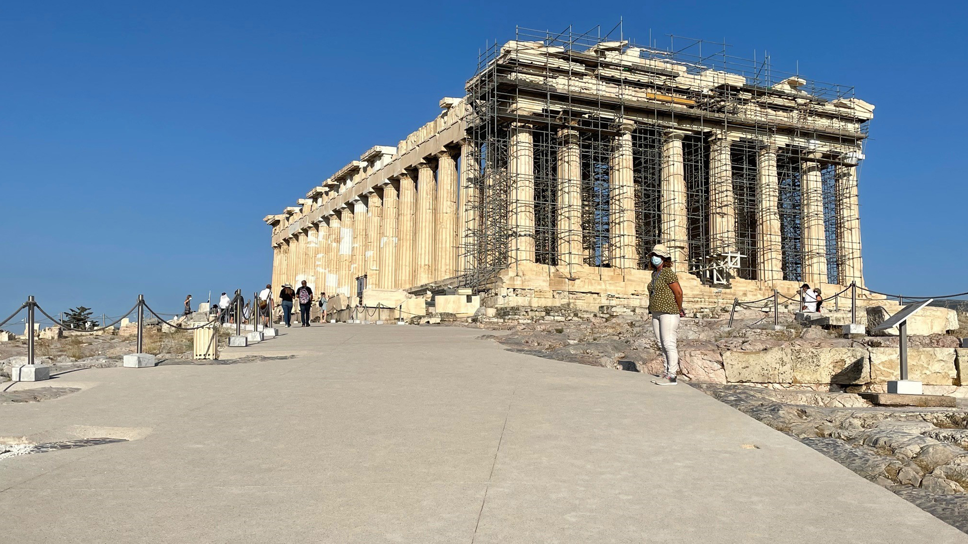 Ein betonierter Weg führt die Akropolis entlang bis zum Parthenon-Tempel. | Jörg Seisselberg
