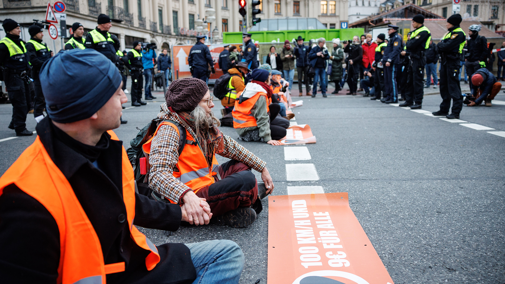 Aktivisten der Klimaschutz-Initiative "Letzte Generation" haben sich am Stachus mit ihren Händen auf die Straße geklebt.
