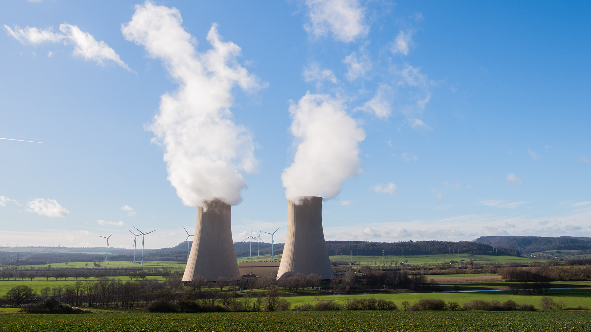 Dampf steigt aus den Kühltürmen des Atomkraftwerks (AKW) Grohnde auf | dpa