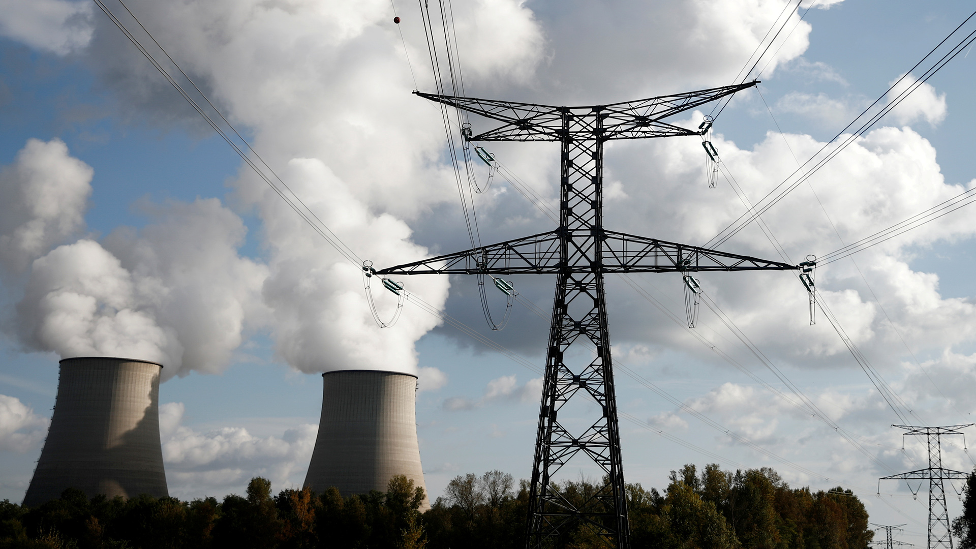 Dampf steigt aus den Kühltürmen des Kernkraftwerks von Electricite de France (EDF) in Belleville-sur-Loire, Frankreich, auf. | REUTERS