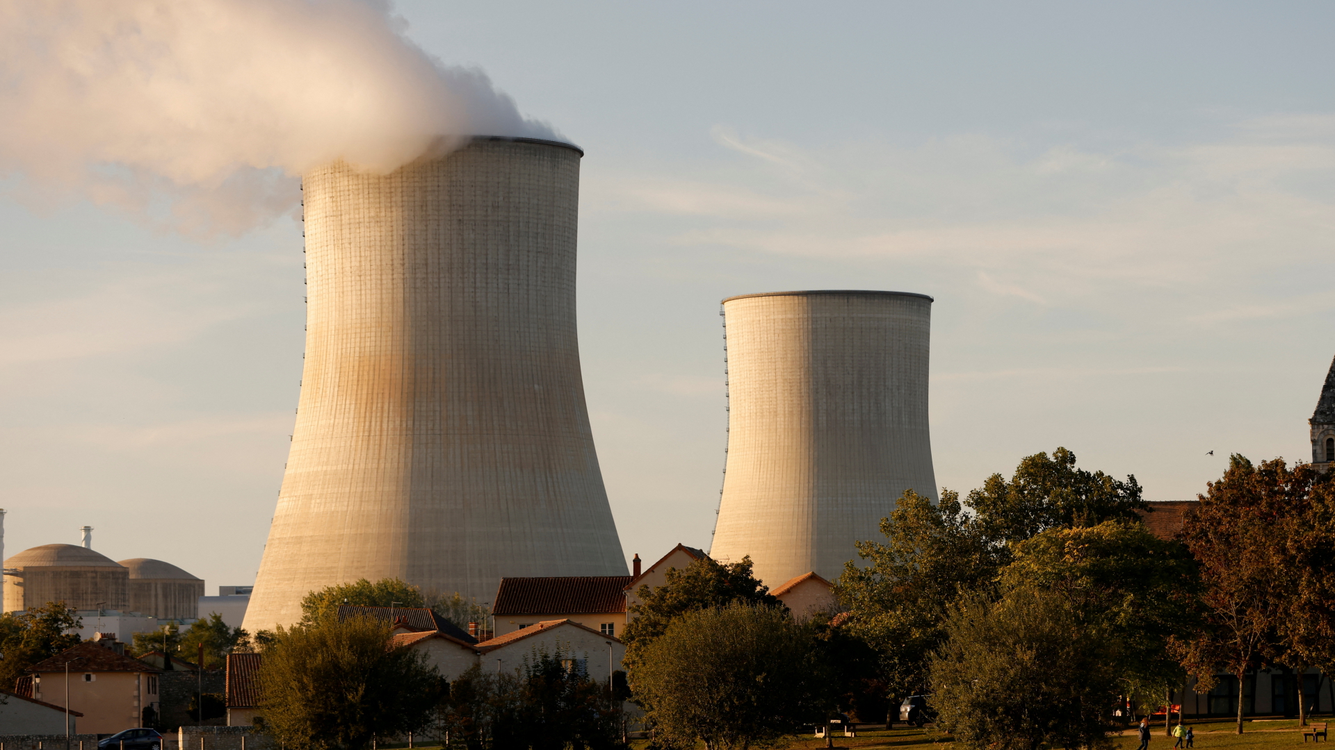 Dampf steigt aus einem Kühlturm des Kernkraftwerks Electricite de France (EDF) in Civaux | REUTERS