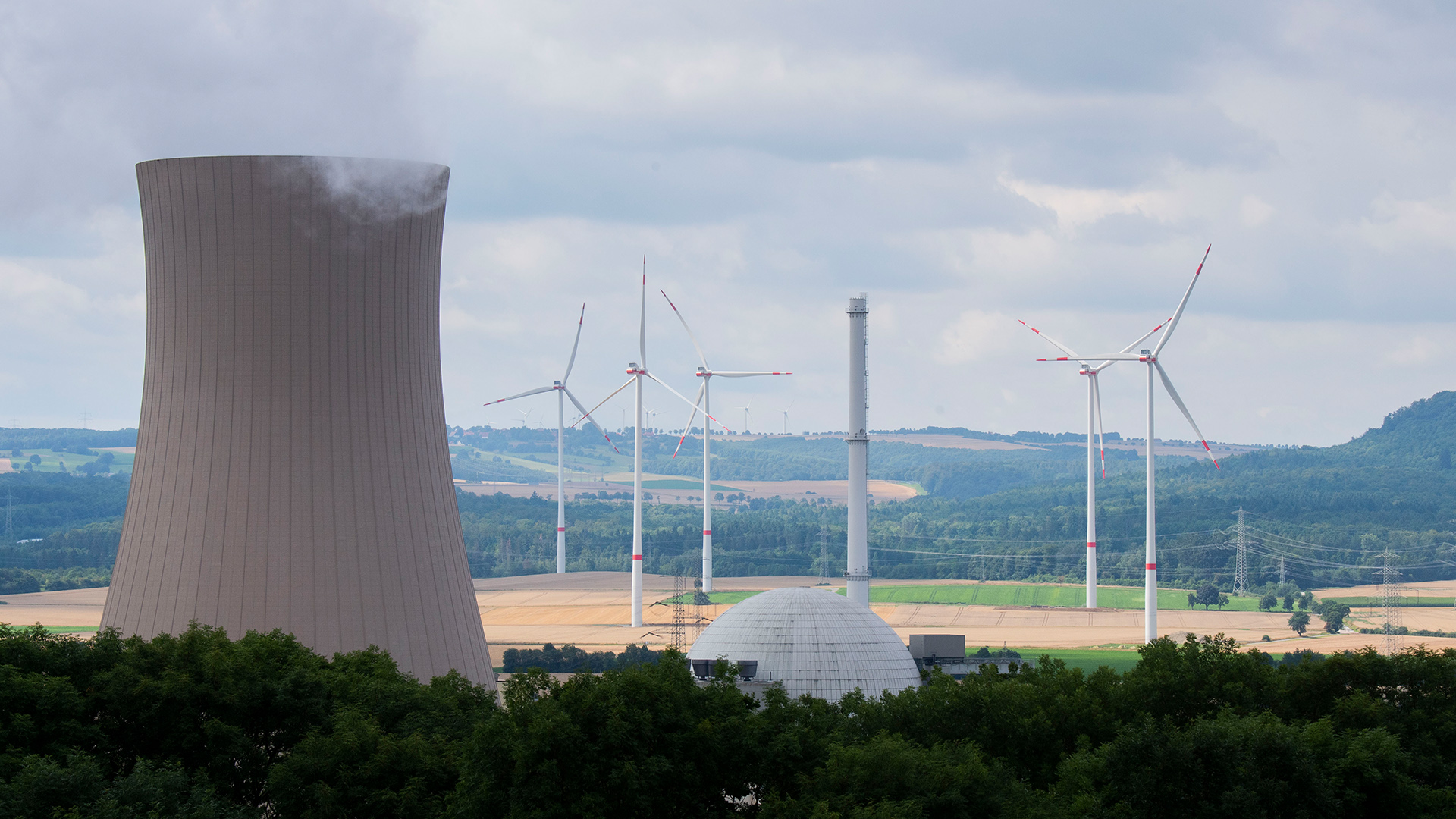 Dampf steigt aus den Kühltürmen des Atomkraftwerk Grohnde im Landkreis Hameln-Pyrmont auf. 