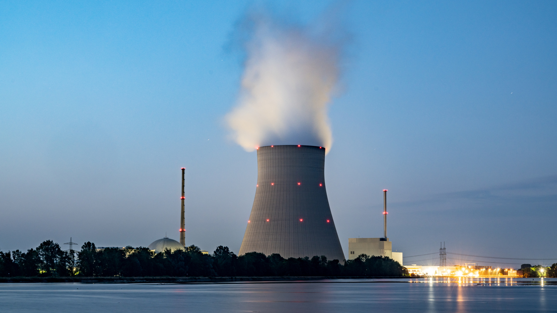 Wasserdampf steigt aus dem Kühltum vom Atomkraftwerk Isar 2.