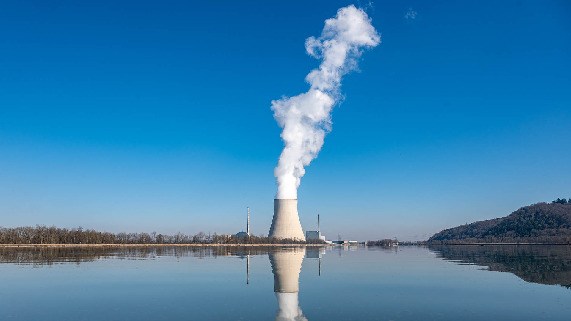 Wasserdampf steigt aus dem Kühlturm vom Atomkraftwerk Isar 2. | dpa