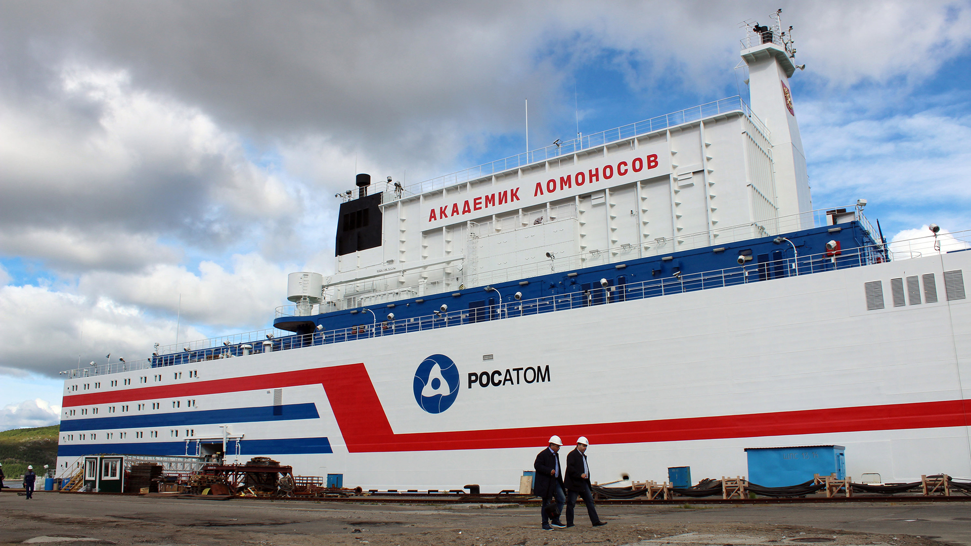 Das schwimmende Atomkraftwerk mit dem Namen Akademik Lomonossow liegt am in einem Hafen in der Stadt Murmansk.  | dpa