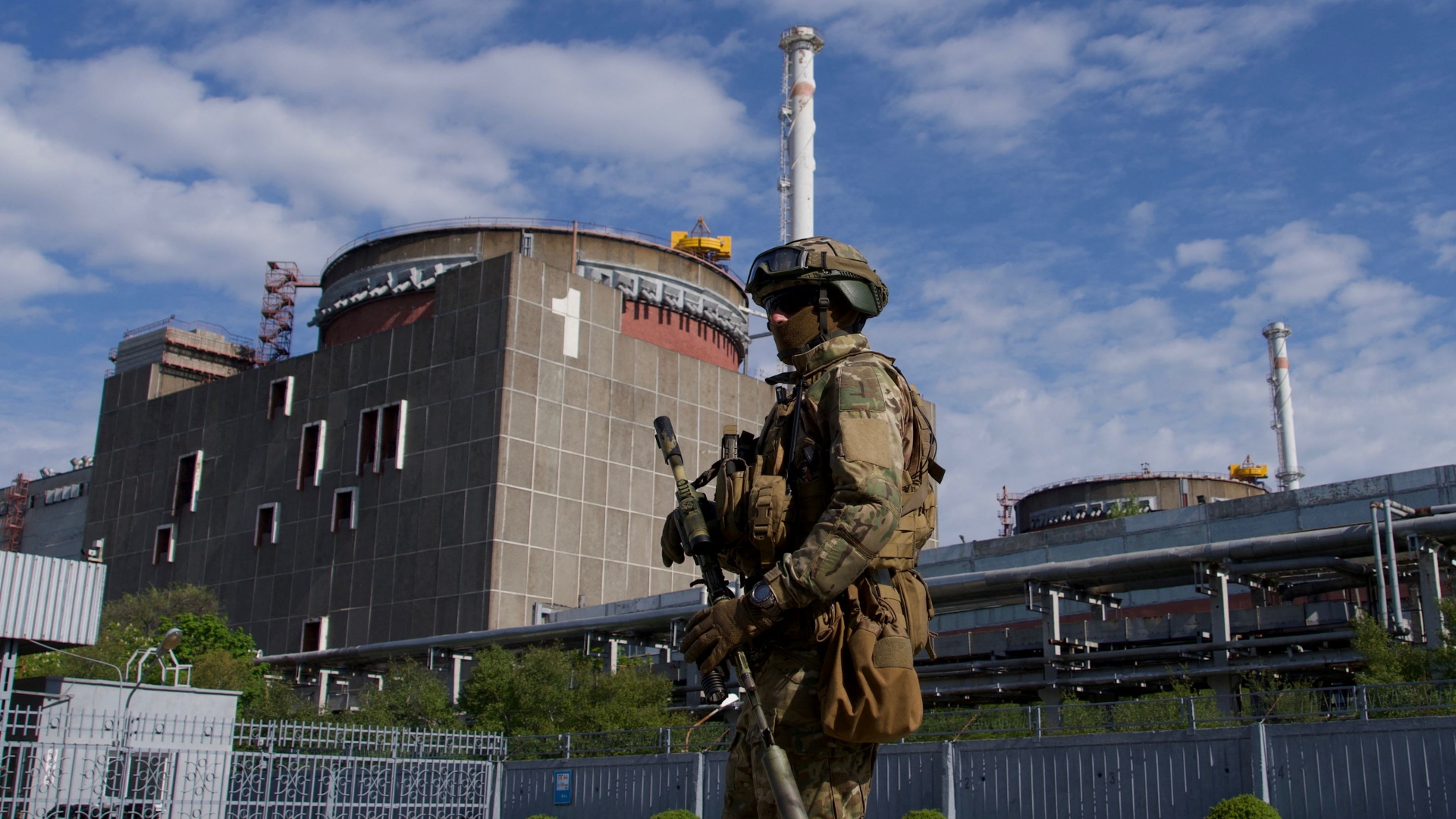 Ein russischer Soldat patrouilliert auf dem Geländes des Atomkraftwerks in Saporischschja.
