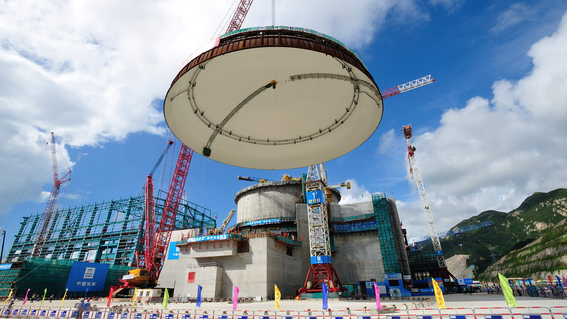 Die Kuppel eines Sicherheitsbehälters wird im Kernkraftwerk Taishan Block 2 hochgezogen. | picture alliance / dpa