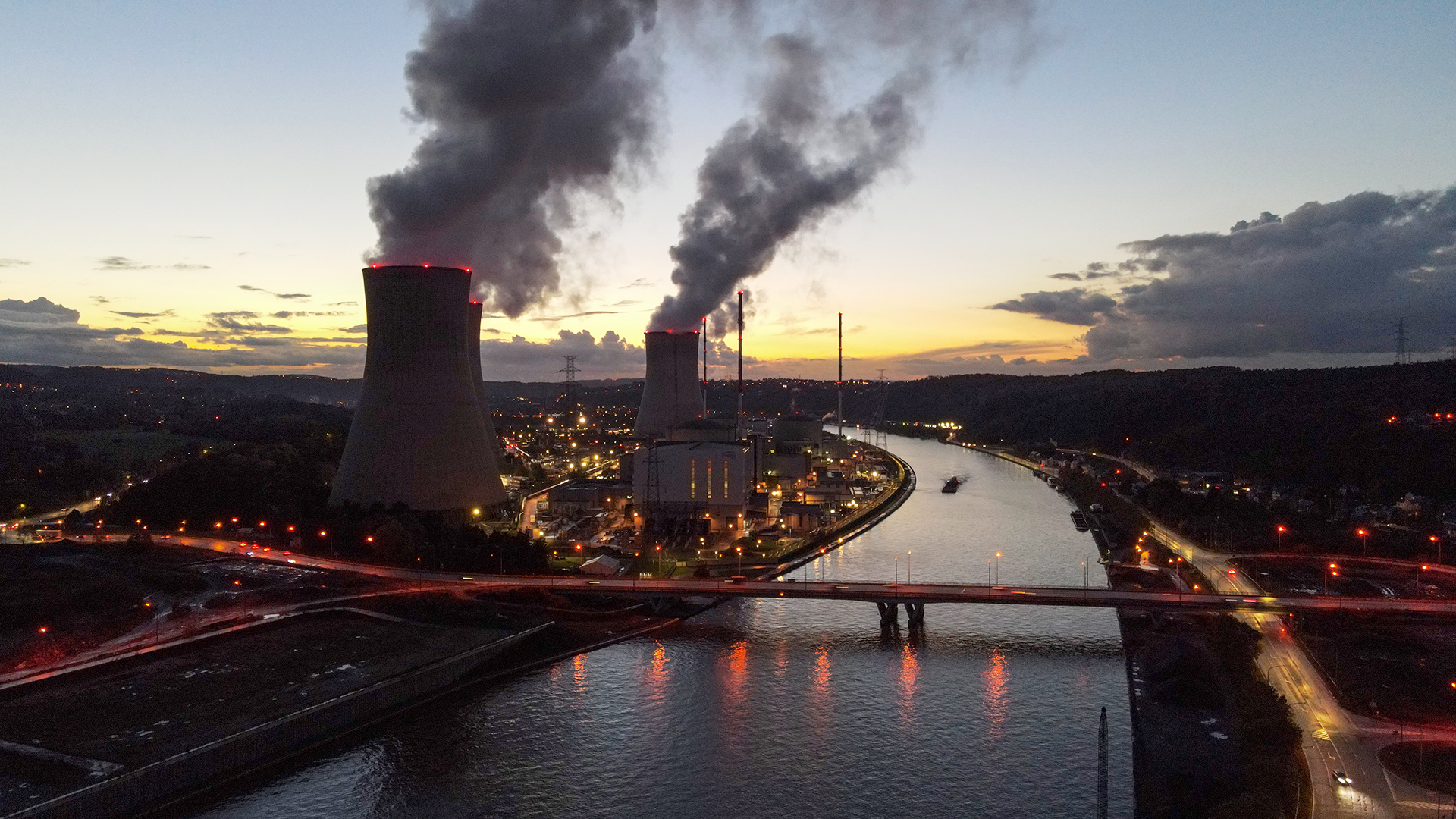 Blick auf das Atomkraftwerk Tihange in der Dämmerung | EPA
