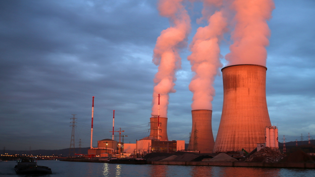 Dampf steigt in Huy (Belgien) aus dem Atomkraftwerk Tihange des Betreibers Electrabel. | dpa