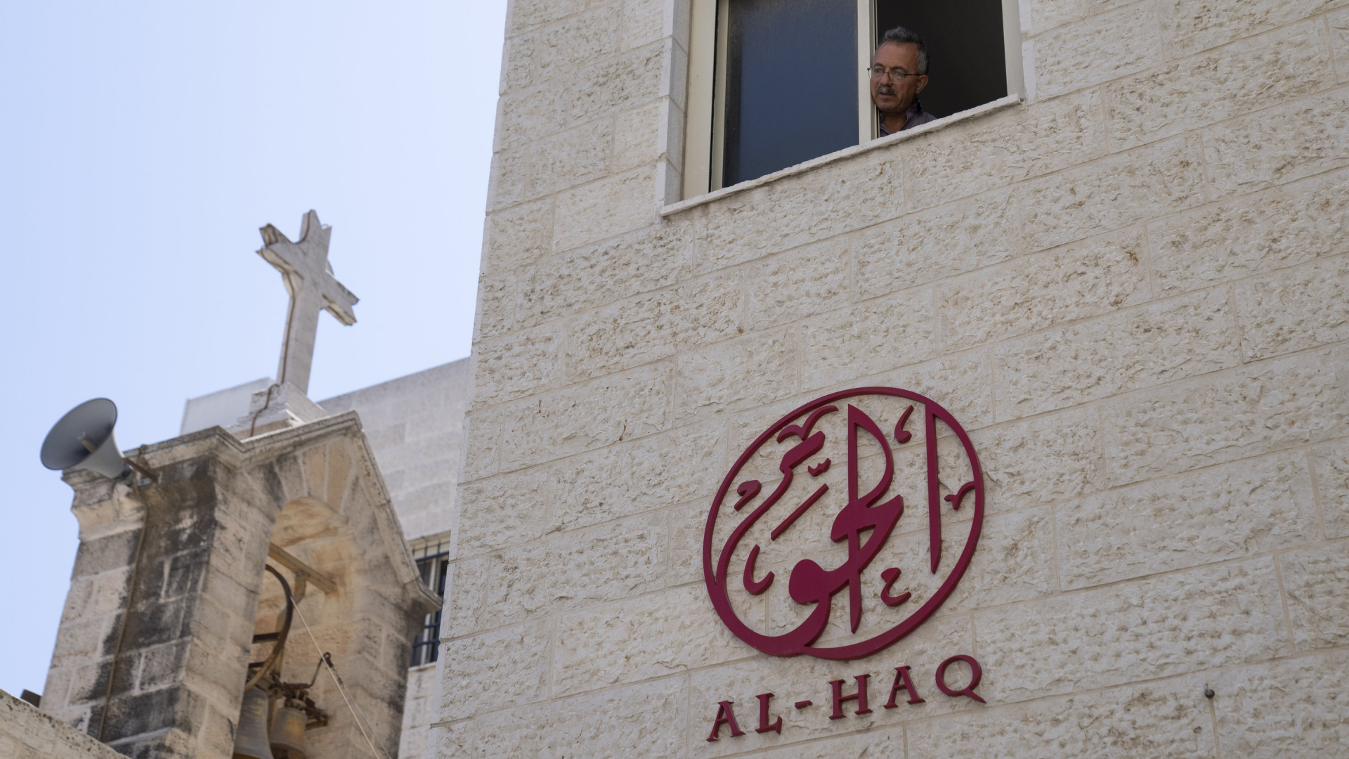 Ein Mann schaut aus dem Fenster des Büros der Menschenrechtsorganisation Al-Hak in Ramallah.  | AP