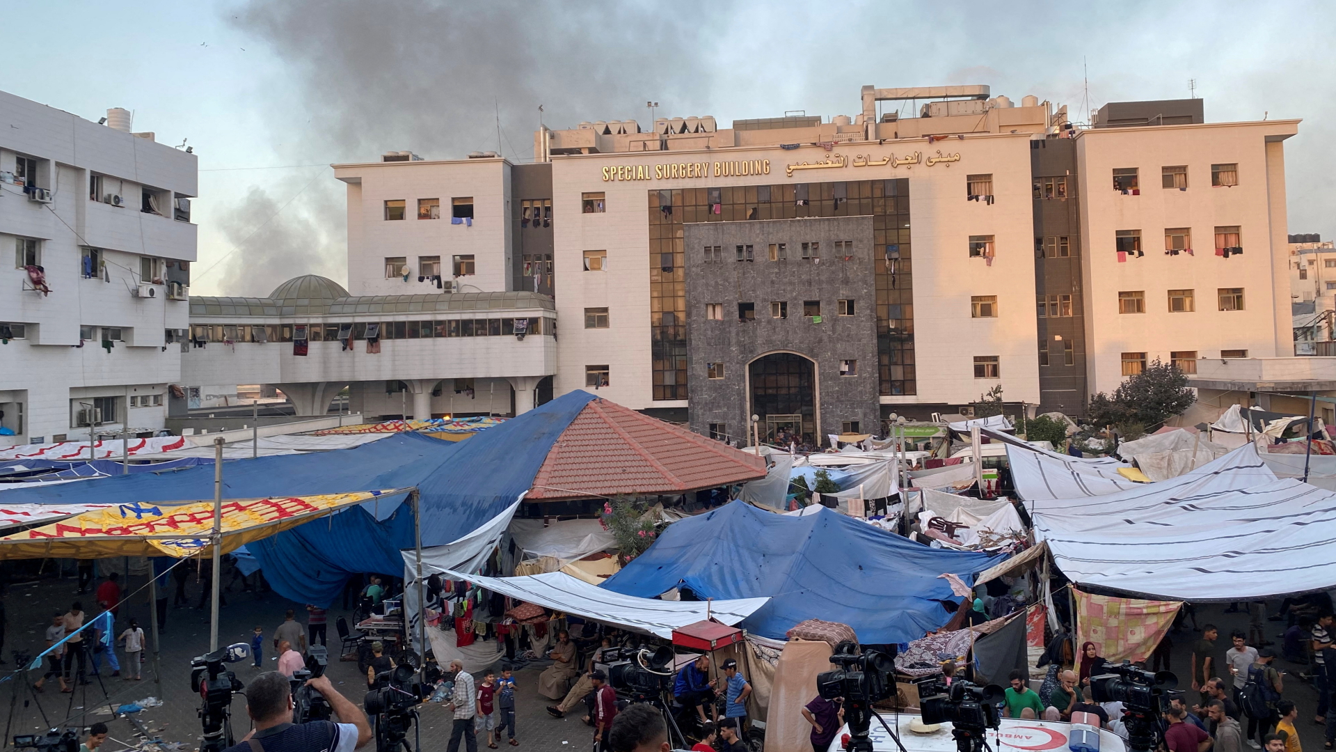 Rauch steigt über dem Al-Schifa-Krankenhaus auf.