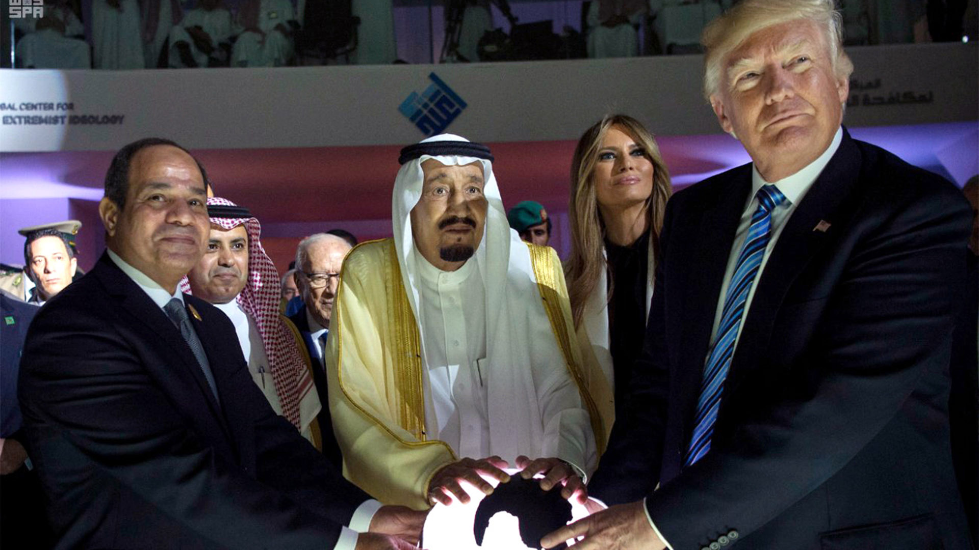 Al-Sisi, Salman und Trump legen die Hände auf einen leuchtenden Globus. (Archivbild:  Mai 2017) | picture alliance / Saudi Press A