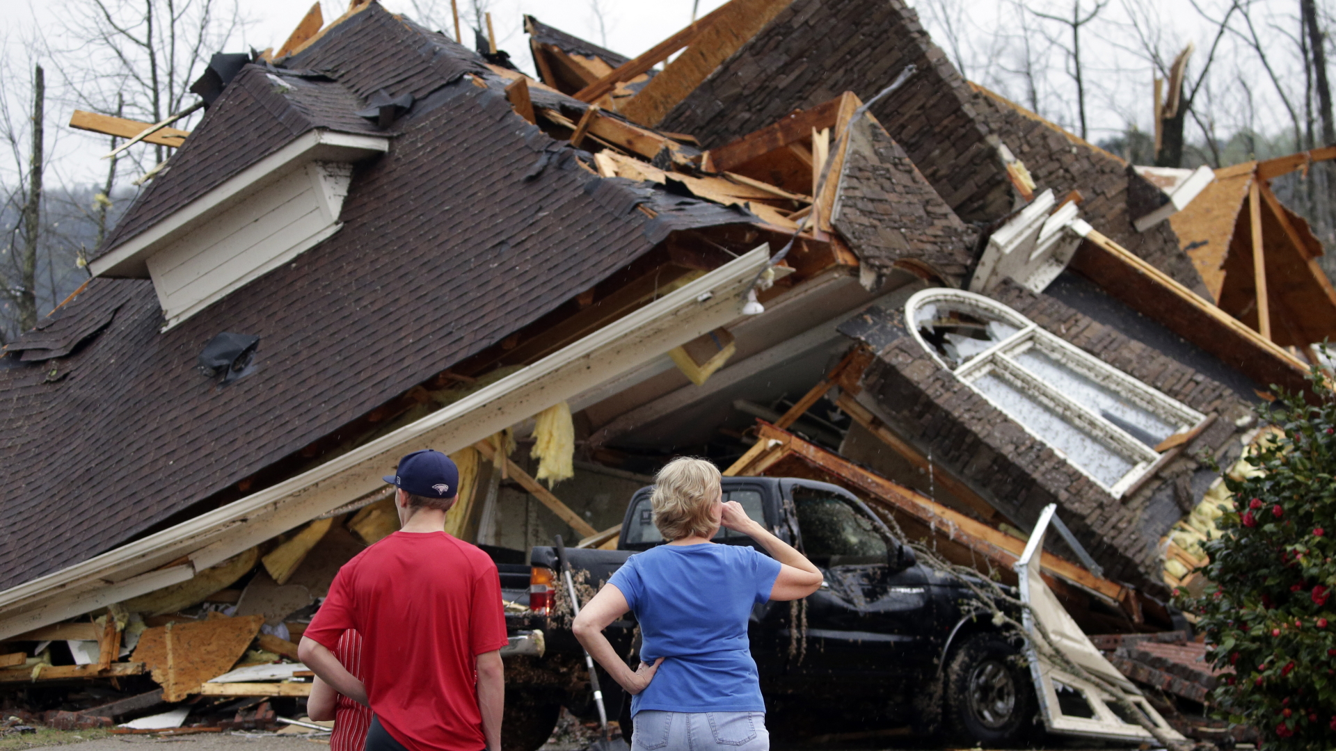 Anwohner in der Gemeinde Eagle Point begutachten die Schäden an ihren Häusern, die ein Tornado angerichtet hat. | dpa