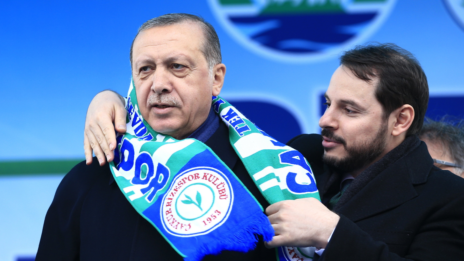 Finanzminister Albayrak legt auf einer Kundgebung Präsident Erdogan den Schal eines Fußballklubs um den Hals. | AP