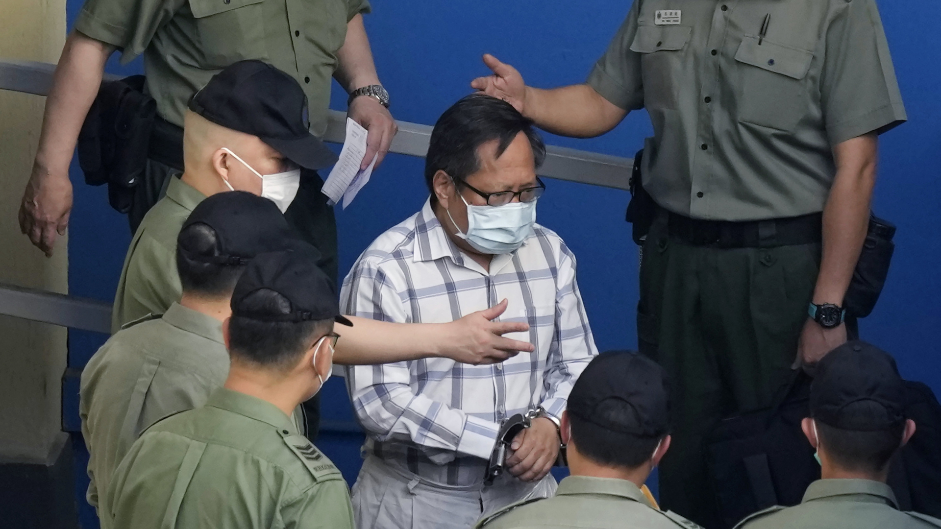 Dieses Bild vom Mai 2021 zeigt, wie Albert Ho in Handschellen zu einer Gerichtsverhandlung gebracht wird. | AP