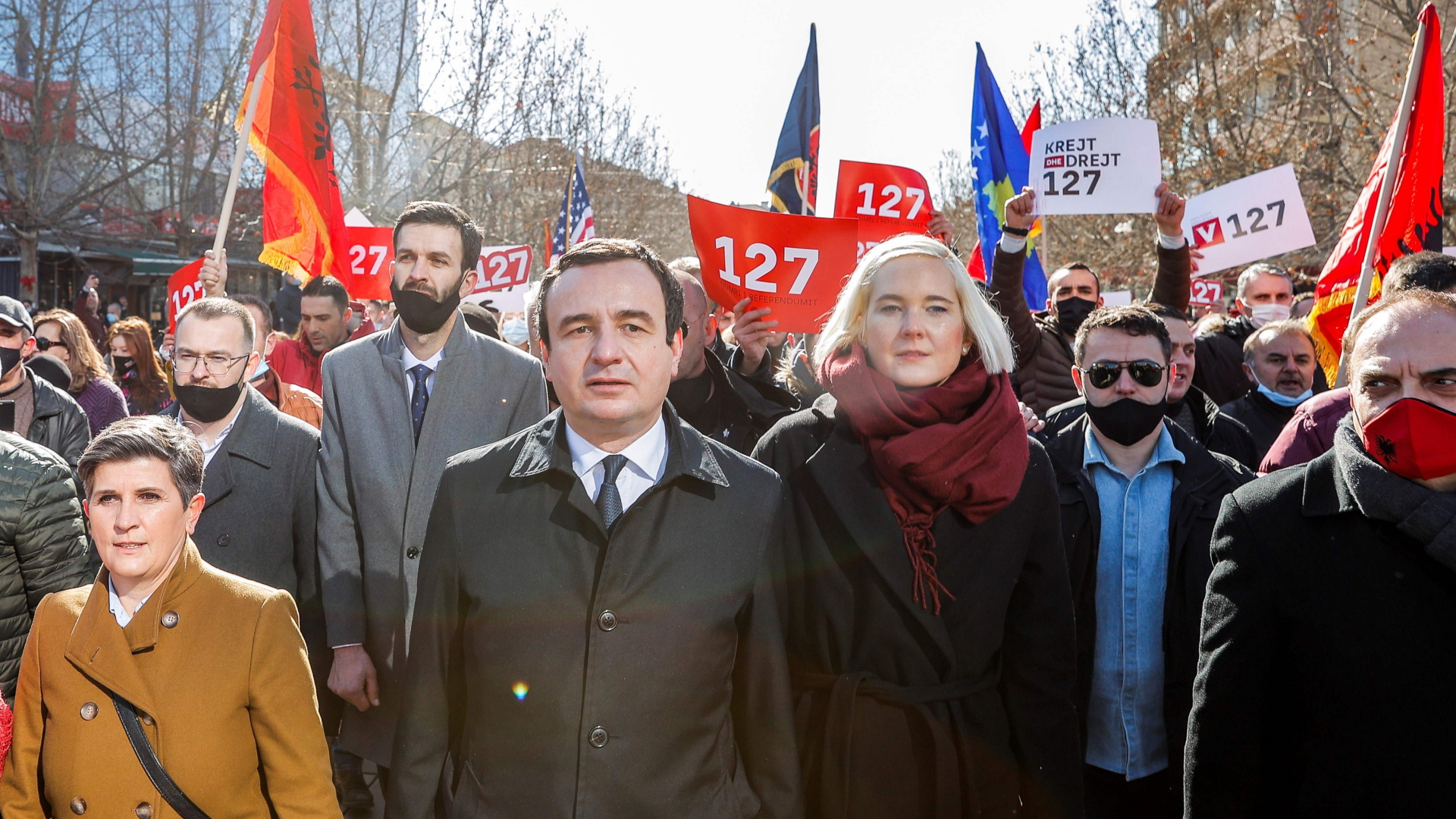 Der kosovarische Politiker Albin Kurti (m.) beim Wahlkampfabschluss in Pristina | AFP