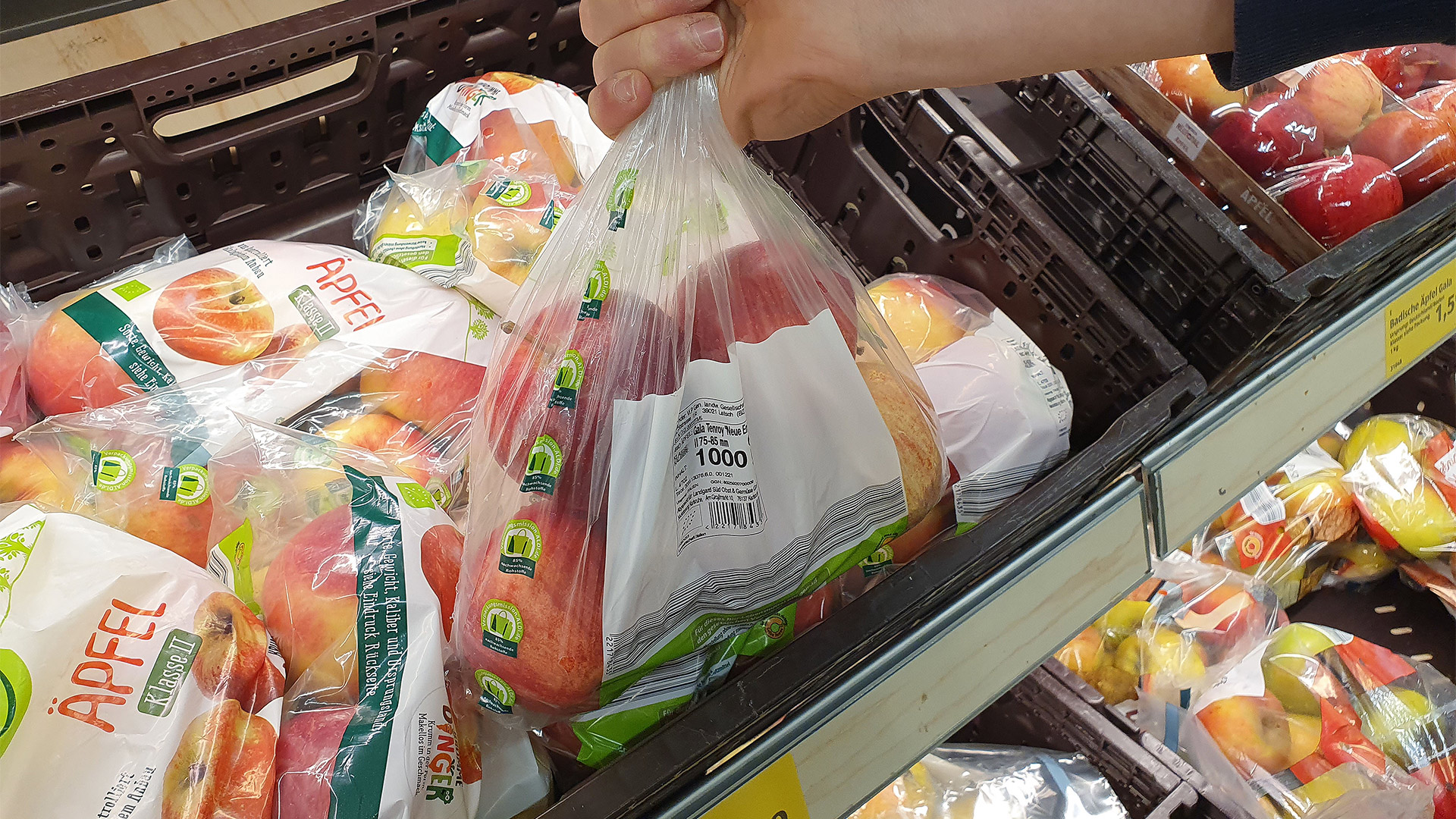 In Plastiktüten verpackte Äpfel bei Aldi