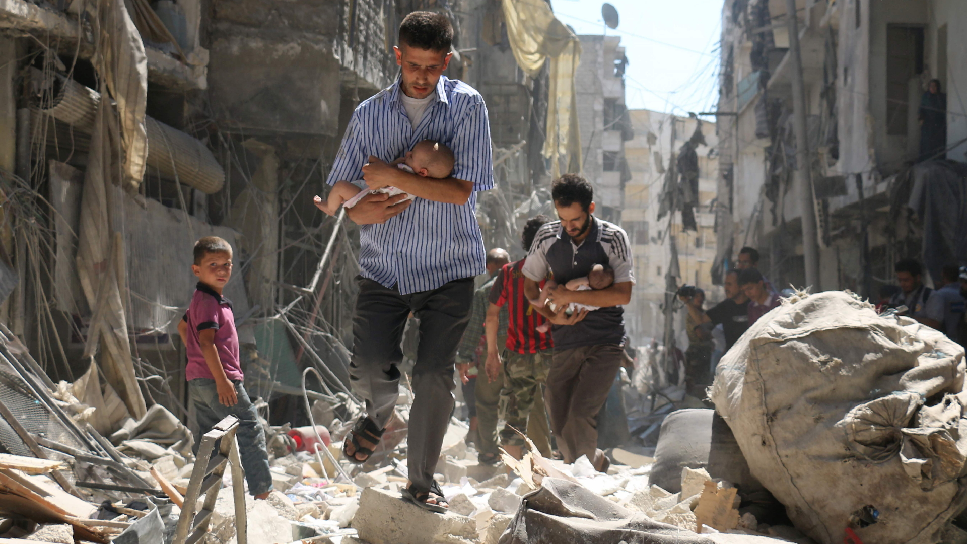 Zivilisten in Aleppo versuchen, Säuglinge in Sicherheit zu bringen.  | AFP