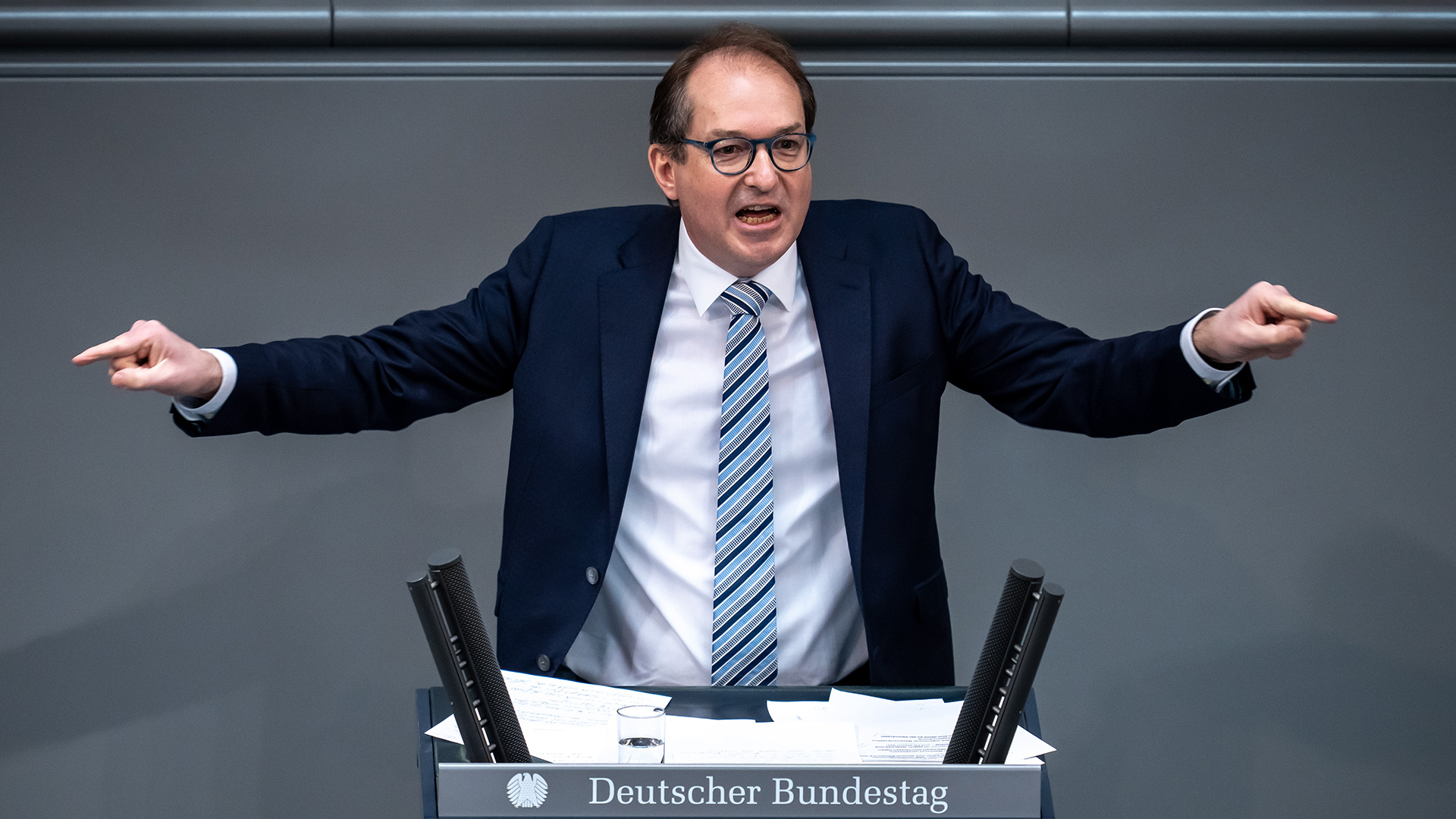 Alexander Dobrindt spricht im Bundestag. | dpa