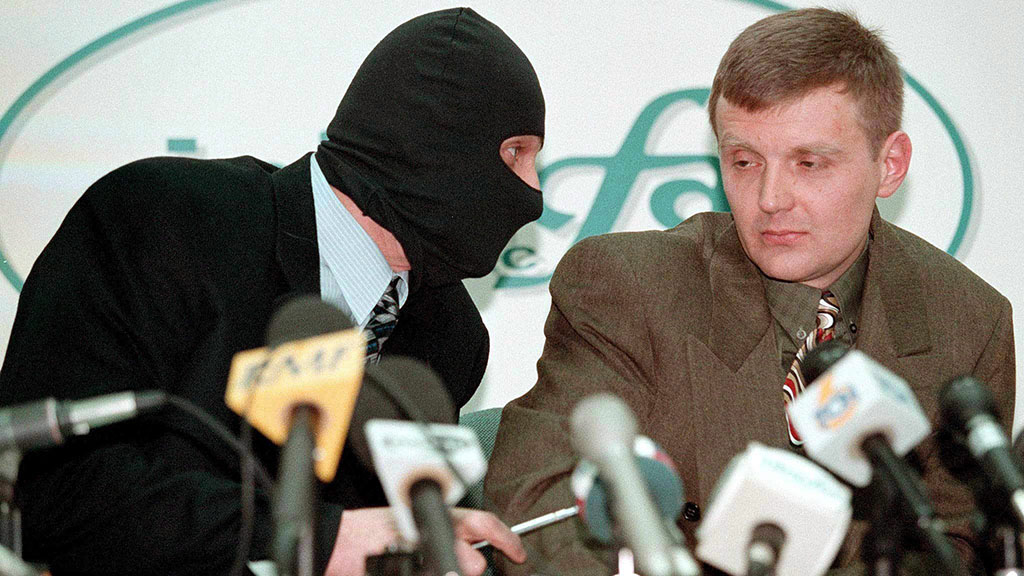 Der 2006 ermordete Kreml-Kritiker Alexander Litwinenko (rechts) mit einem weiteren FSB-Agenten während einer Pressekonferenz 1998. 