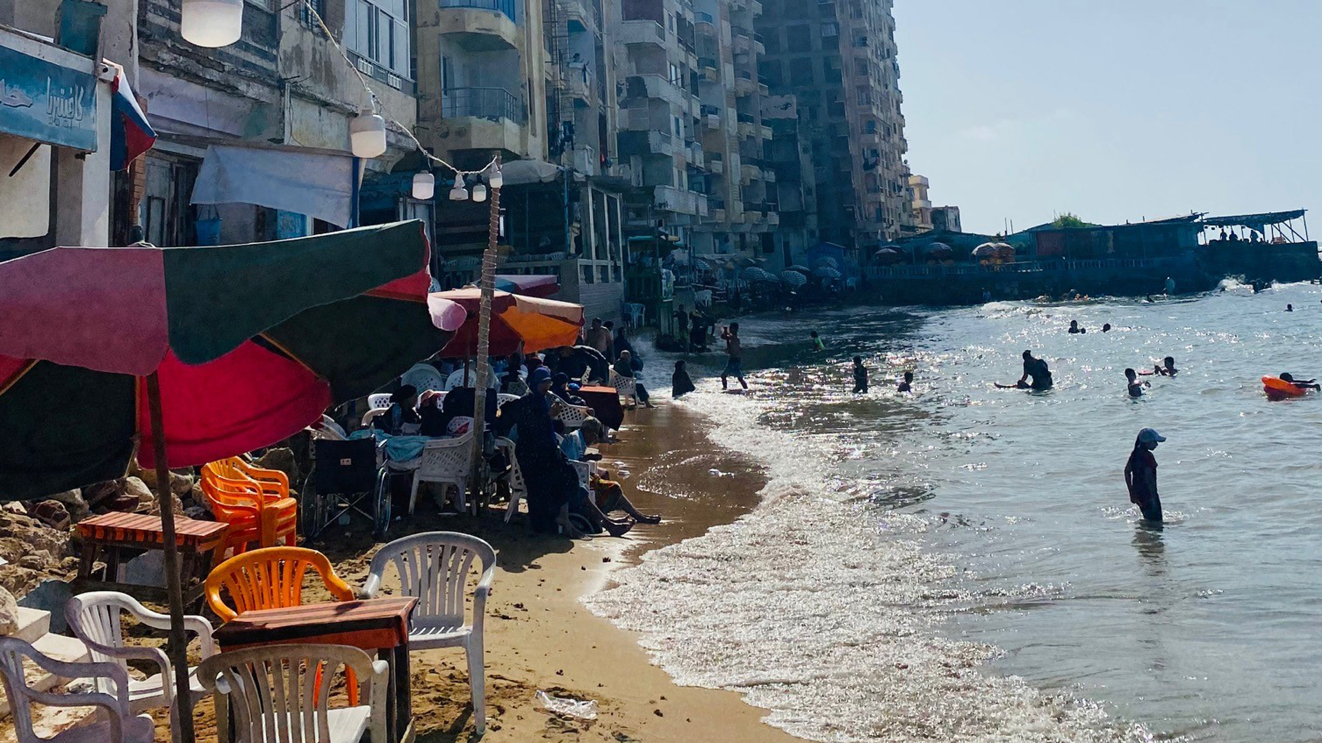 Nur ein schmaler Streifen Sand liegt noch zwischen dem Meer und Alexandrias Häusern. | Daniel Hechler