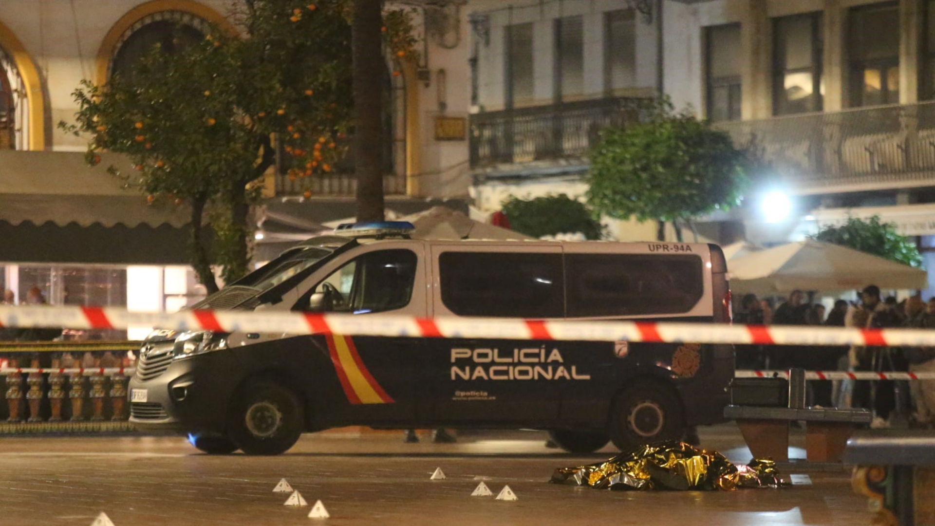 Spanien, Algeciras: Sanitäter und Polizisten bedecken die Leiche eines vermutlichen Kirchendieners, der bei einem Angriff getötet wurde | dpa