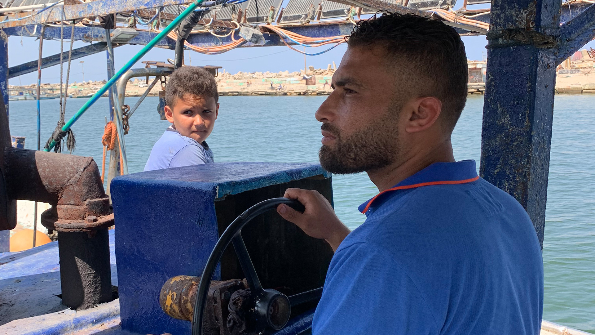 Ali Moati mit Sohn Abdel am Steuer seines Schiffes | Eva Lell/ARD-Studio Tel Aviv