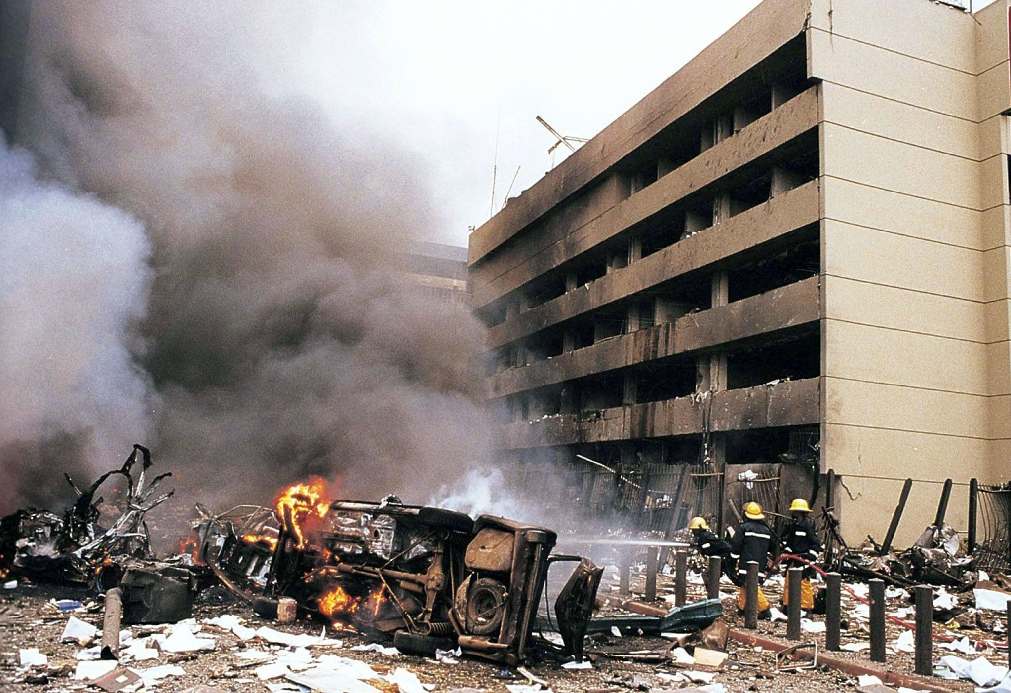 Brennende Gebäude nach dem Anschlag auf die US-Botschaft in Nairobi im August 1998 | picture-alliance / dpa