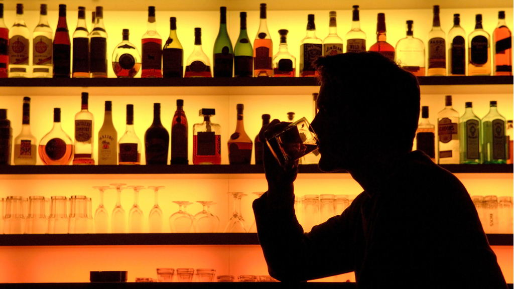 Bar-Besucher trinkt Whisky | dpa
