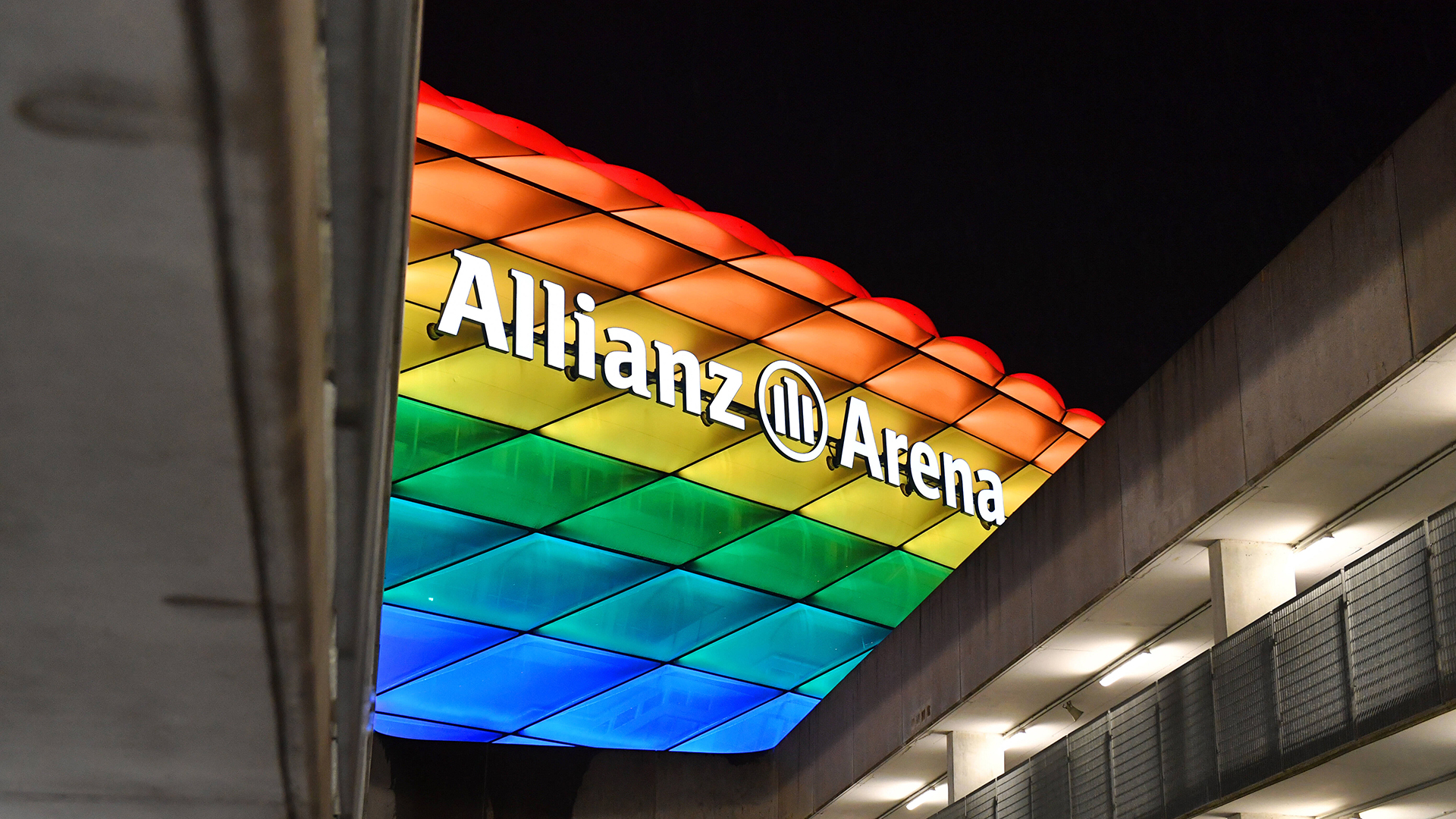 Die Allianz Arena leuchtet in den Regenbogenfarben.
