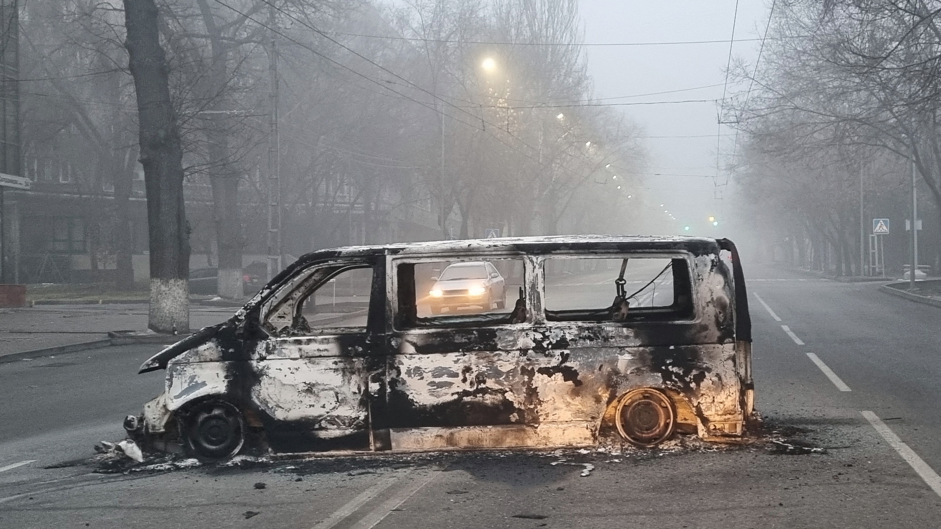 Ausgebranntes Fahrzeug in Almaty | REUTERS