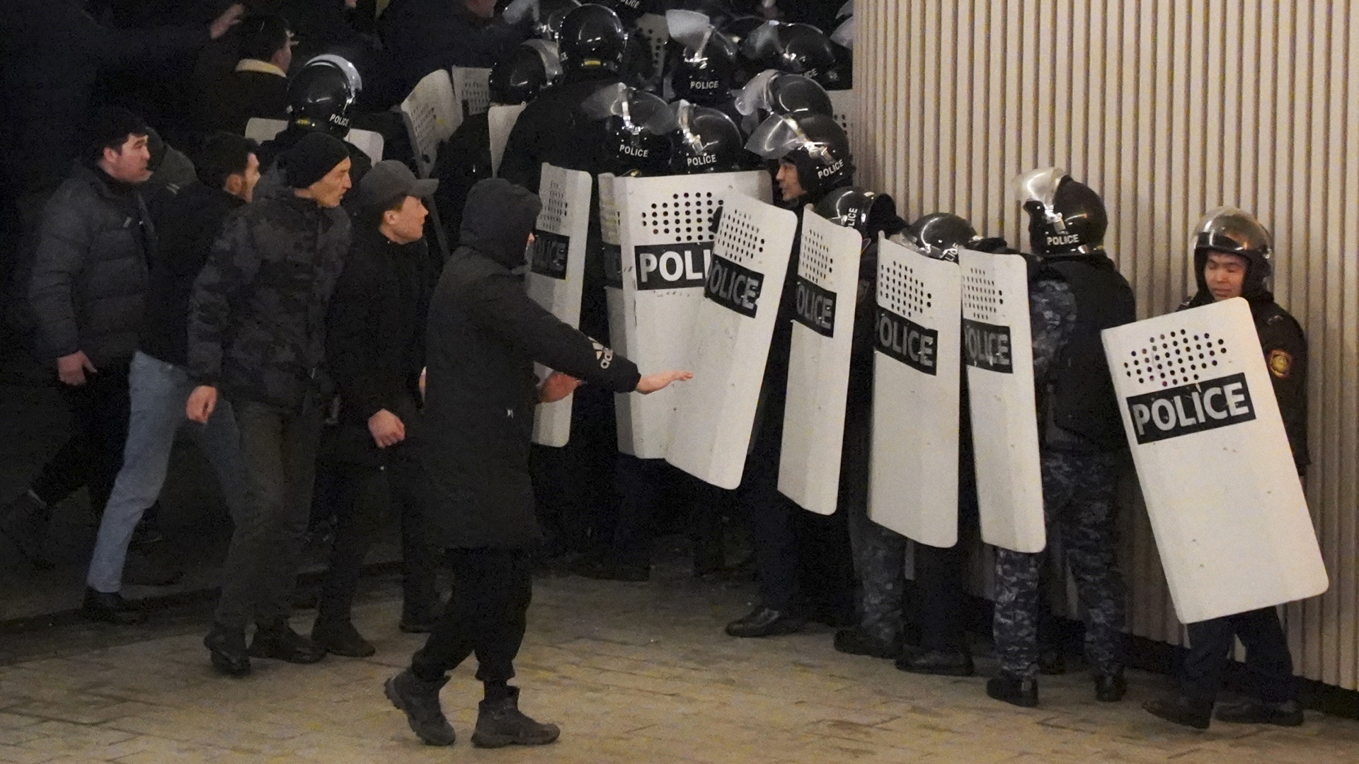 Demonstranten im Zentrum von Almaty versuchen mit Bereitschaftspolizisten zu verhandeln (Bild vom 4.1.2022). | dpa