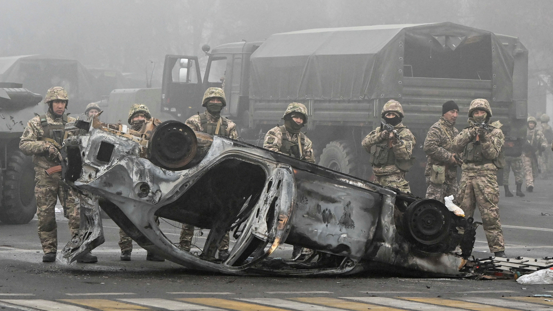 Truppen auf dem Hauptplatz von Almaty, Kasachstan.