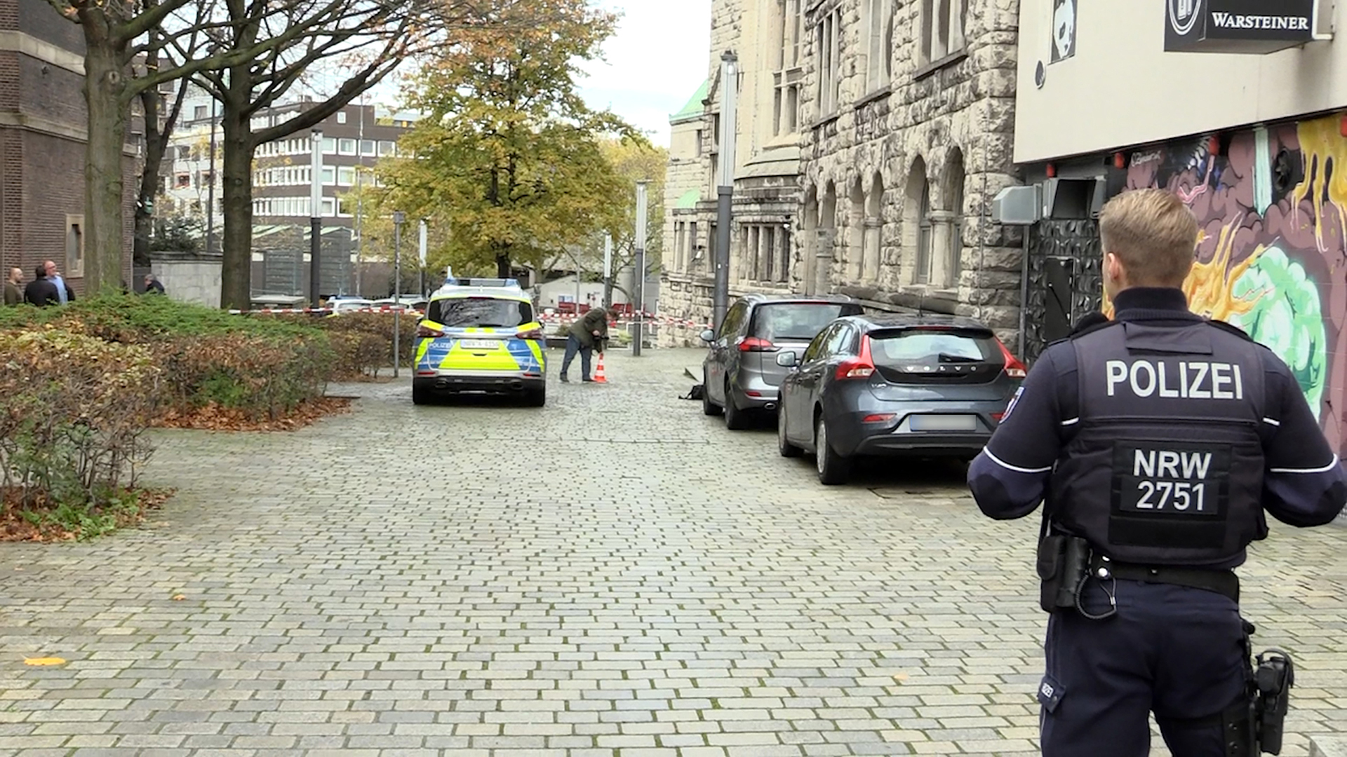 Einsatzkräfte der Polizei stehen am Rabbinerhaus bei der Alten Synagoge in Essen. | picture alliance/dpa/ANC-NEWS