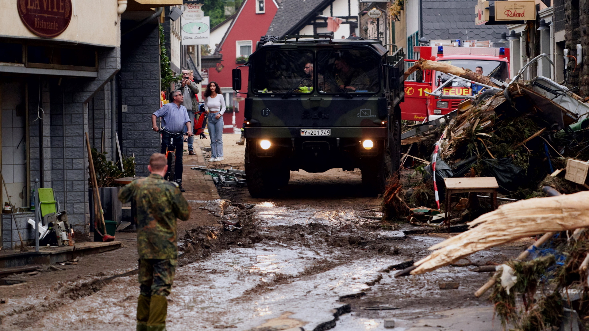 Fahrzeuge der Bundeswehr rücken in Altenahr an, um die Rettungsdienste zu unterstützen.
