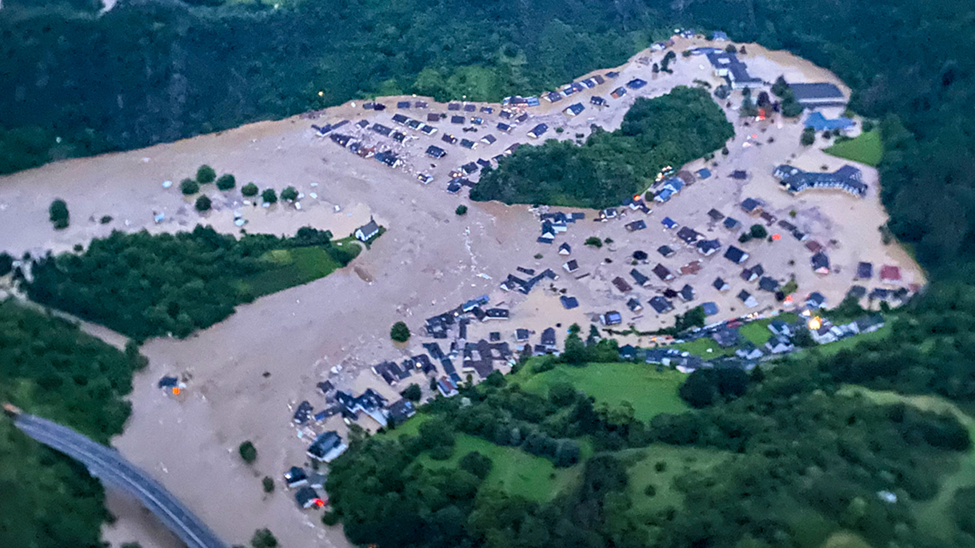 Die von der Polizei zur Verfügung gestellte Luftaufnahme zeigt den vom Ahr-Hochwasser überfluteten Ortsteil Altenburg. | dpa