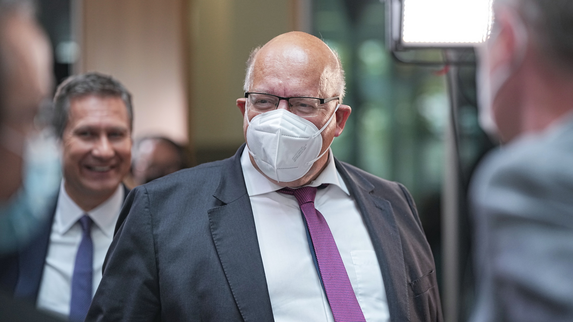  Wirtschaftsminister Peter Altmaier (CDU)trägt eine FFP2-Maske nach den Gremiensitzungen der Partei nach der Bundestagswahl 2021 im Konrad-Adenauer-Haus. 