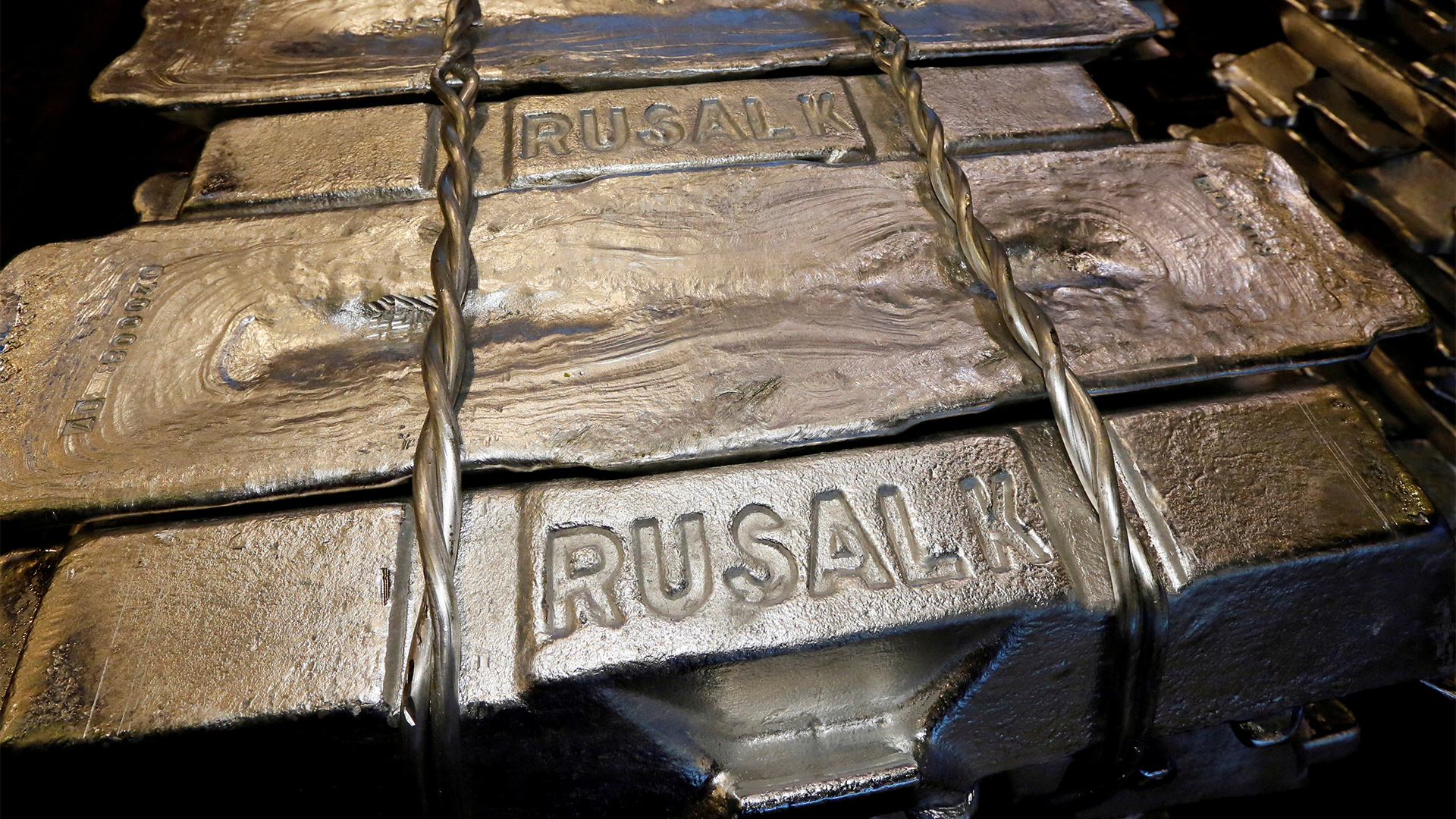 Aluminiumbarren werden in der Gießerei der Aluminiumhütte Rusal's Krasnojarsk in Russland gelagert | REUTERS