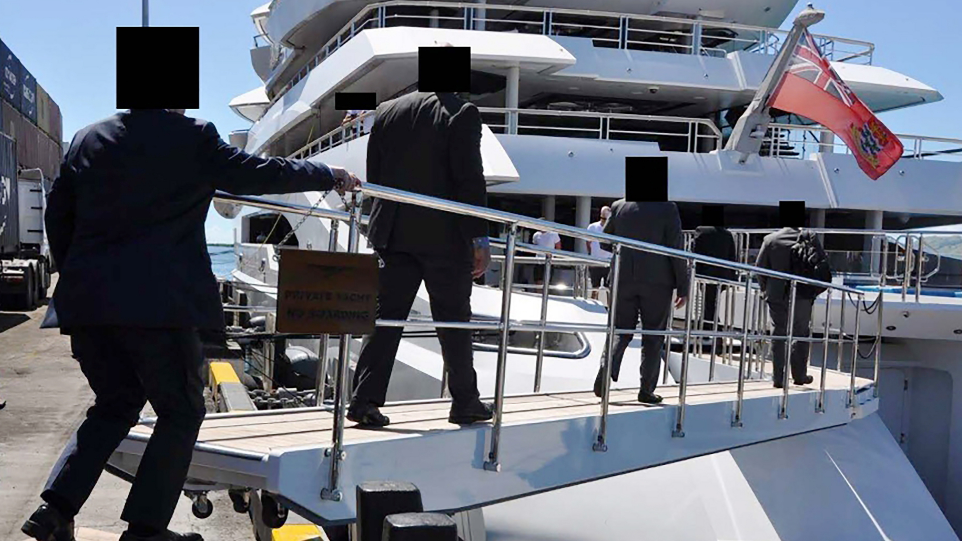 US-Agenten betreten die Oligarchen-Jacht "Amadea" in Lautoka (Fitschi) | EPA