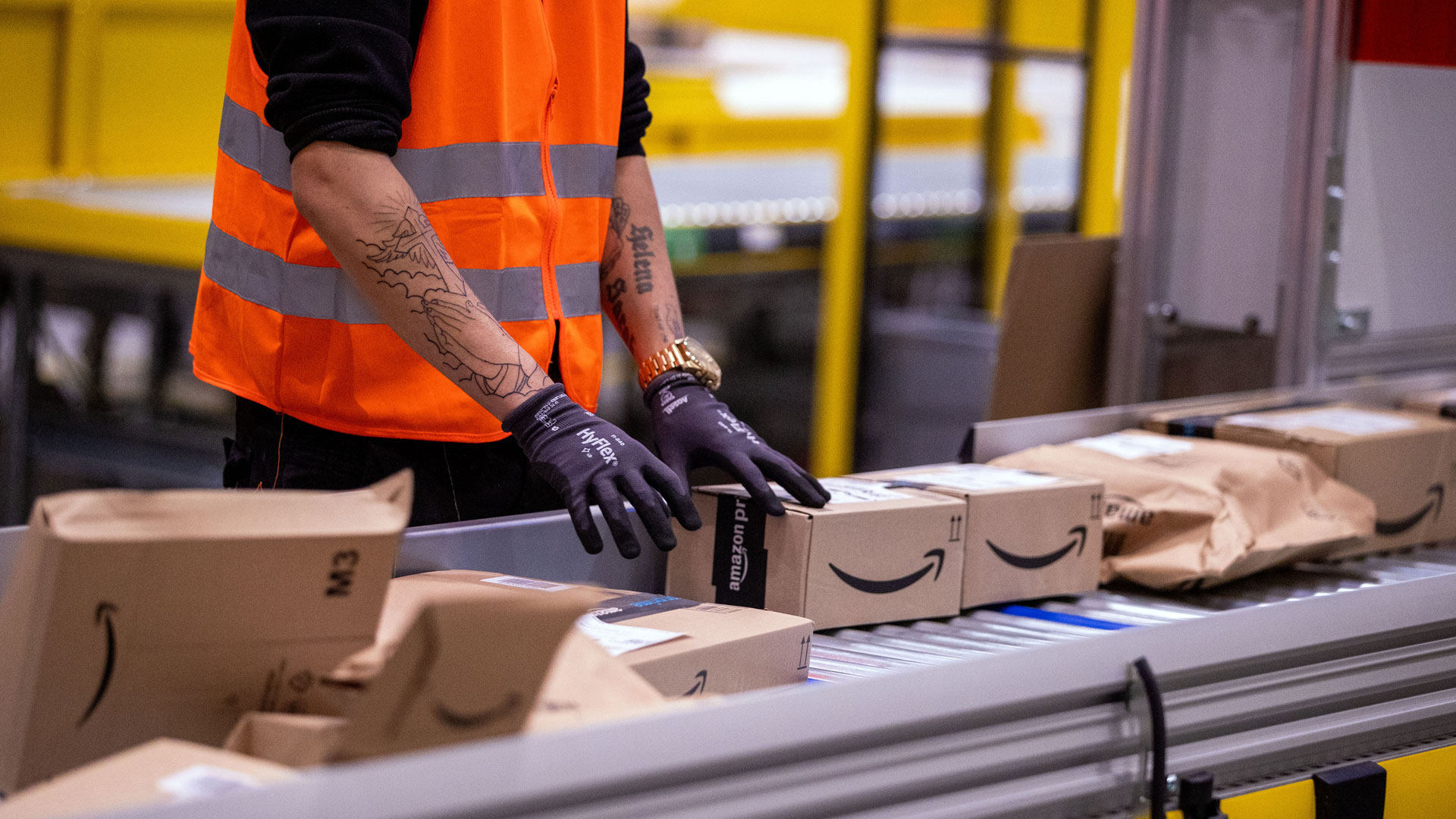 Paket-Verteilzentrum des Online-Händlers Amazon
