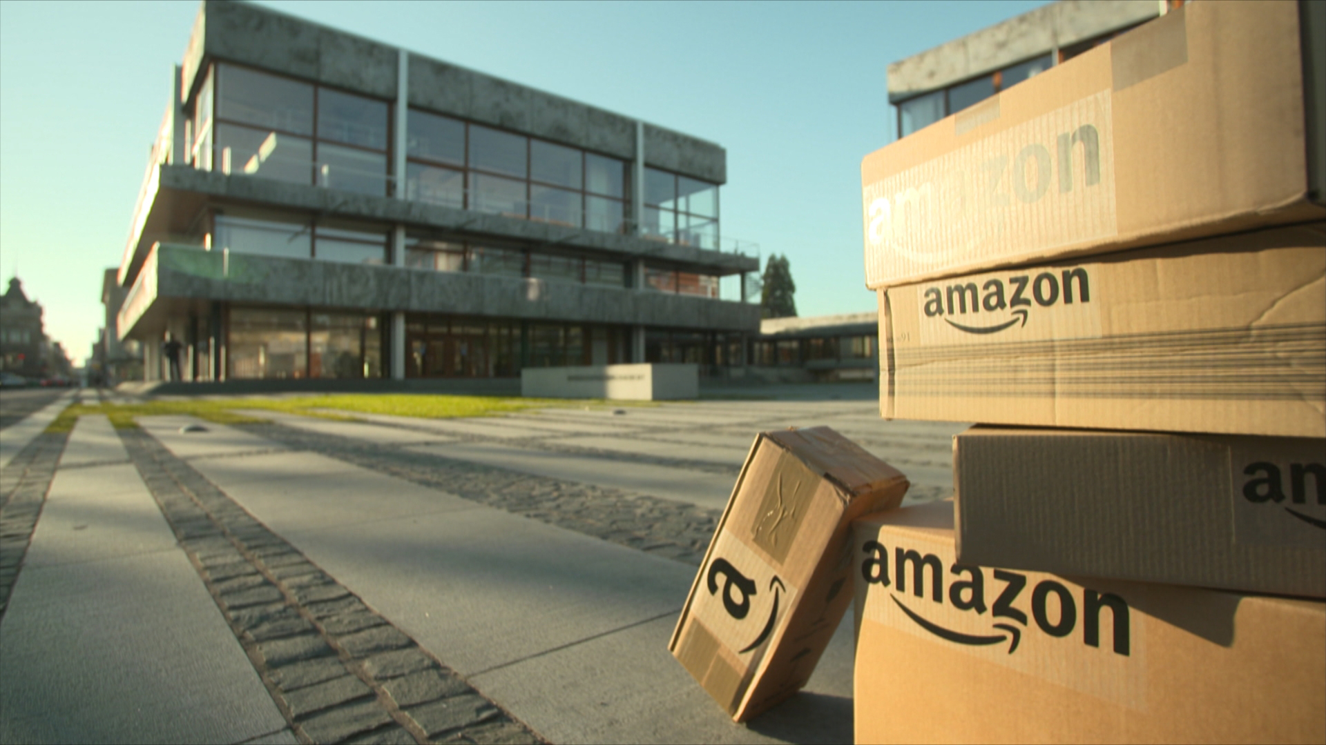 Pakete von Amazon stehen vor dem Bundesverfassungsgericht in Karlsruhe | SWR