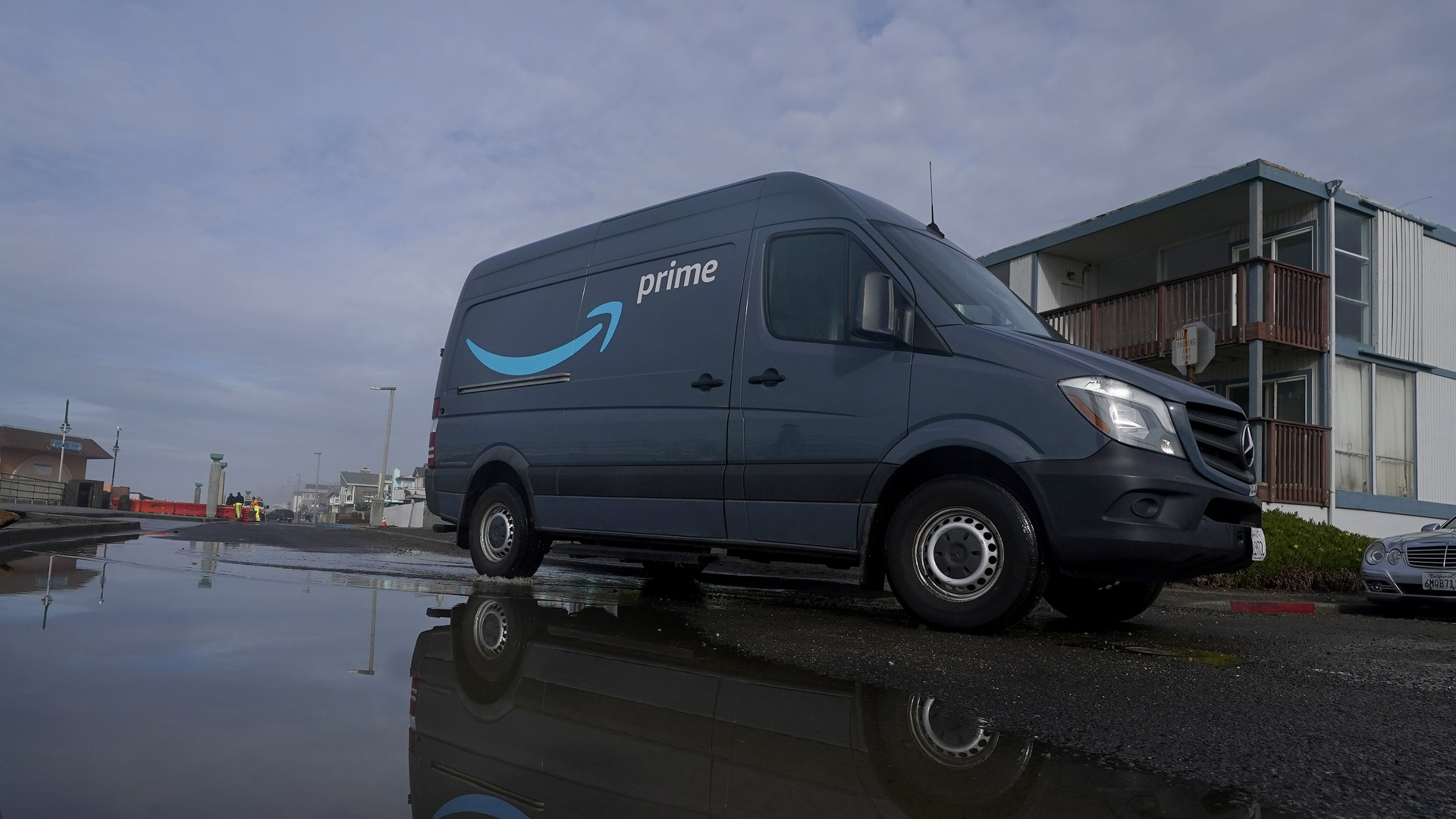 Lieferwagen von Amazon: Der Online-Versand ist dabei, einen eigenen globalen Lieferdienst aufzubauen.