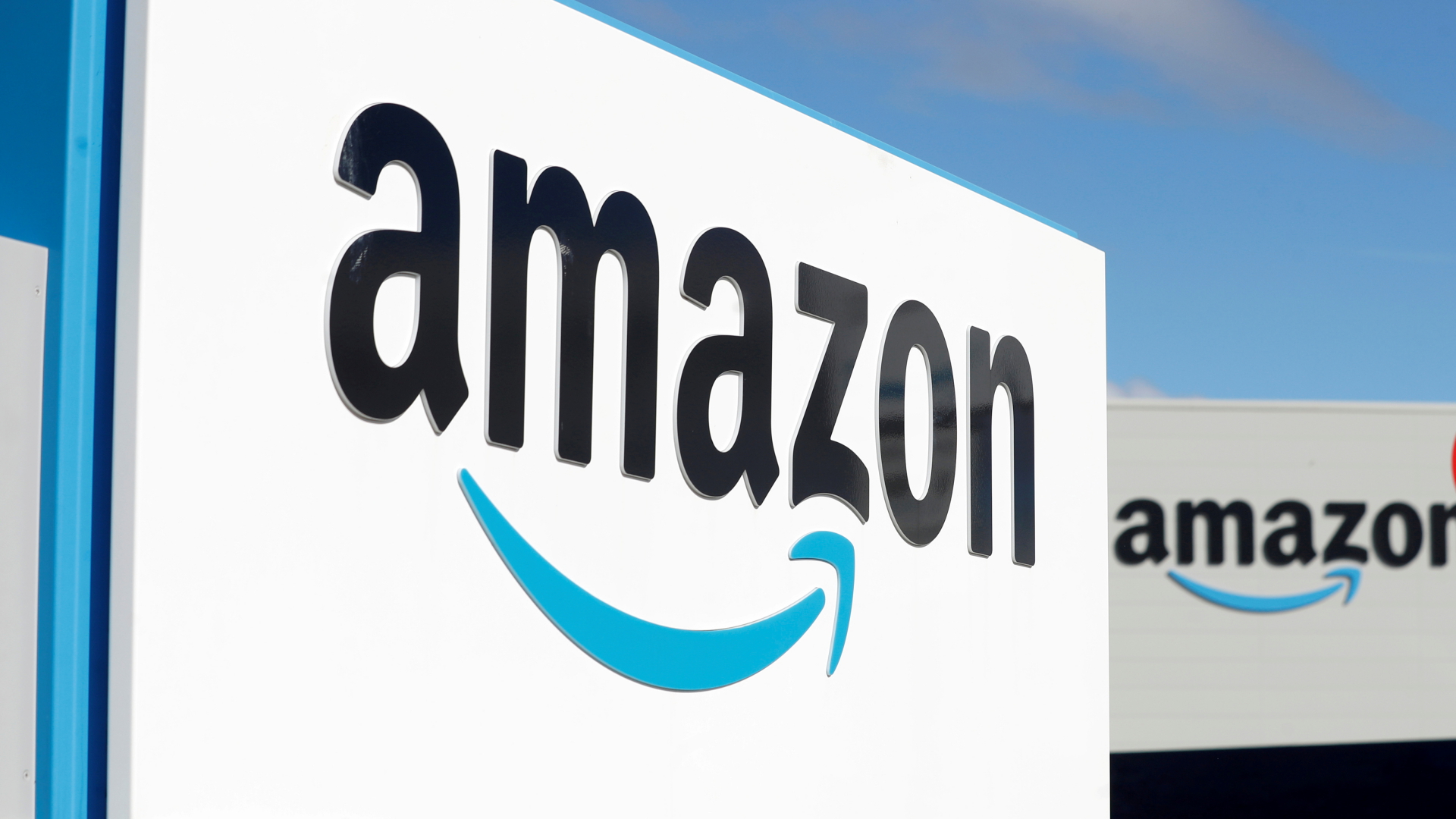 Ein Amazon-Logo ist in einem Zentrum in Darlington (Großbritannien) zu sehen. | REUTERS