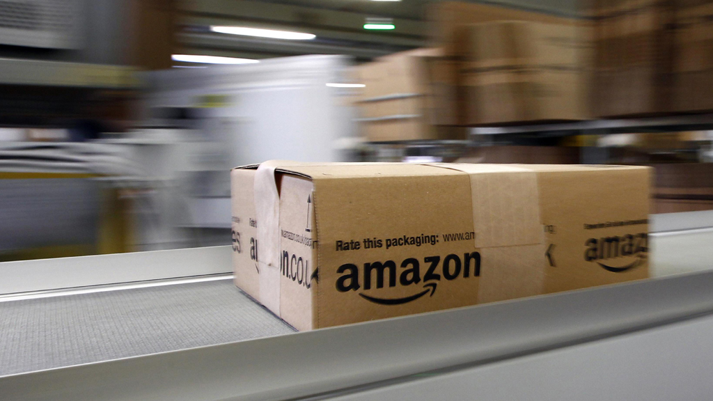 Paket von Amazon in einem Logistikzentrum in Graben in der Nähe von Augsburg