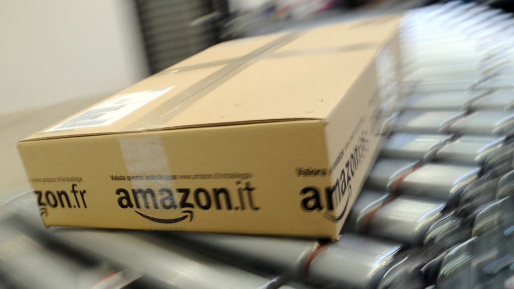 Ein Paket liegt auf dem Fließband beim Versandhändler Amazon | null