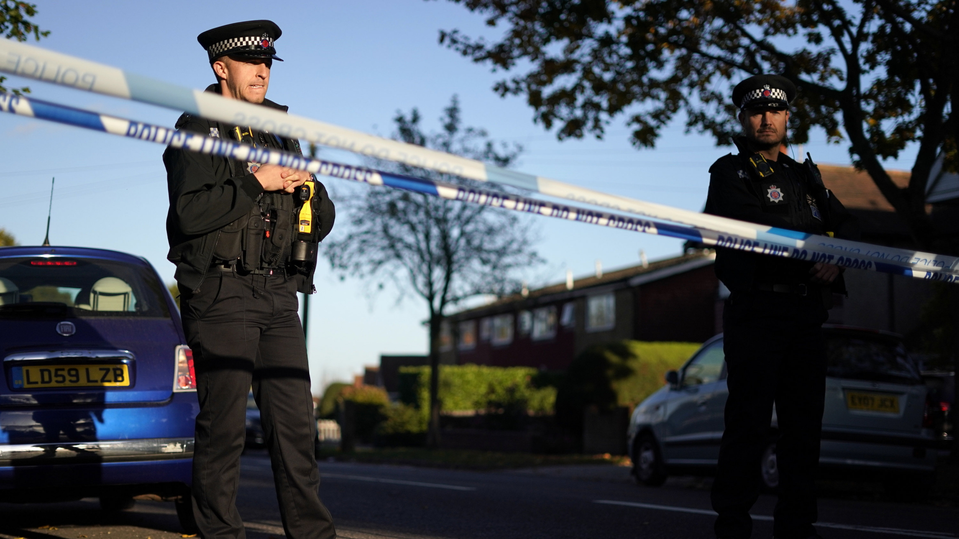 Polizisten sperren den Tatort des Angriffs auf den britischen Tory-Abgeordneten Amess ab. | AP