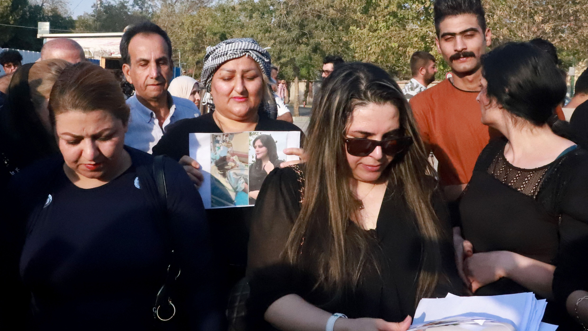 Frauen protestieren im Iran nach dem Tod von Amini. | AFP